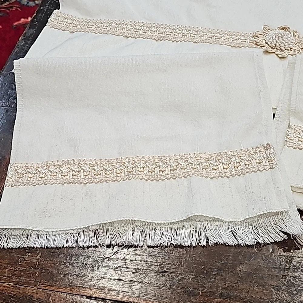 NWOT Avanti (3 pc)  Towel Set
